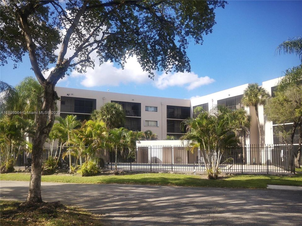 Active With Contract: $2,500 (3 beds, 2 baths, 1040 Square Feet)