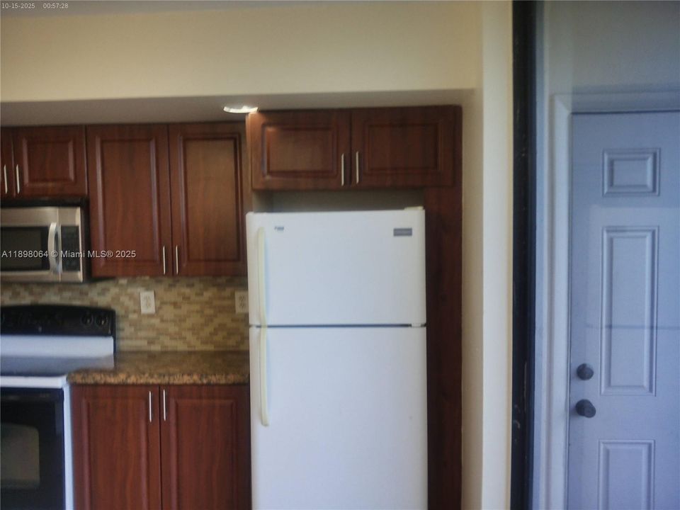 Active With Contract: $2,500 (3 beds, 2 baths, 1040 Square Feet)