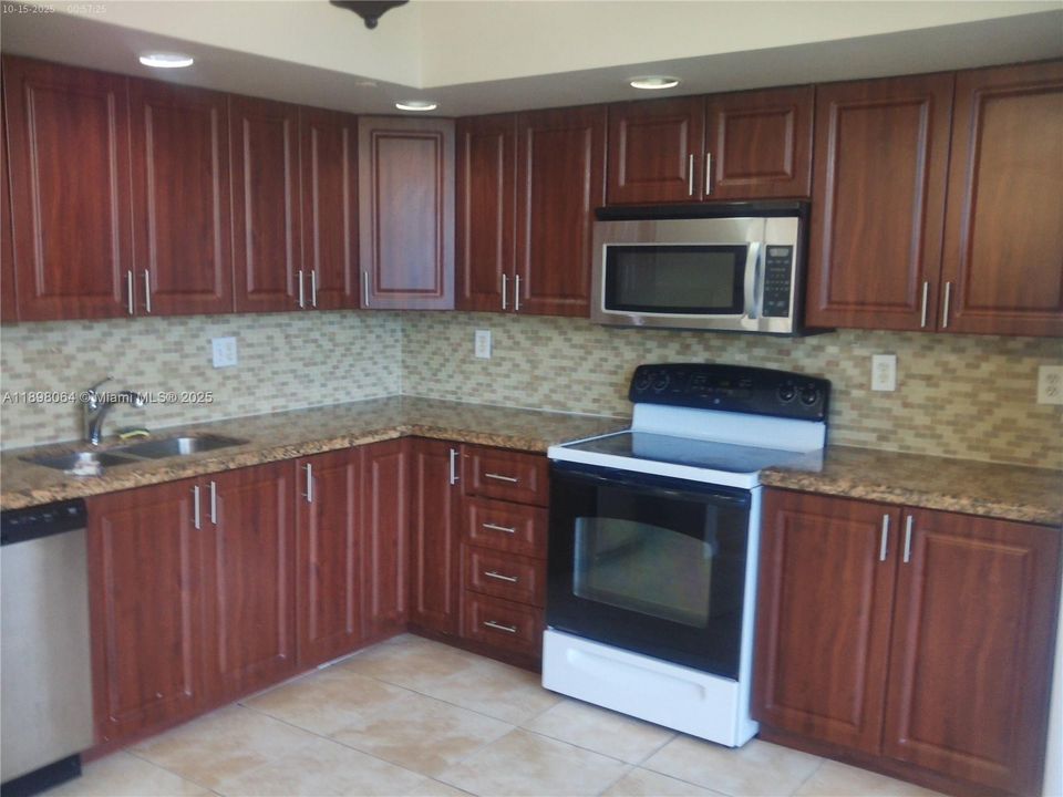 Active With Contract: $2,500 (3 beds, 2 baths, 1040 Square Feet)