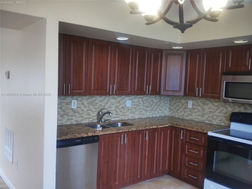 Active With Contract: $2,500 (3 beds, 2 baths, 1040 Square Feet)