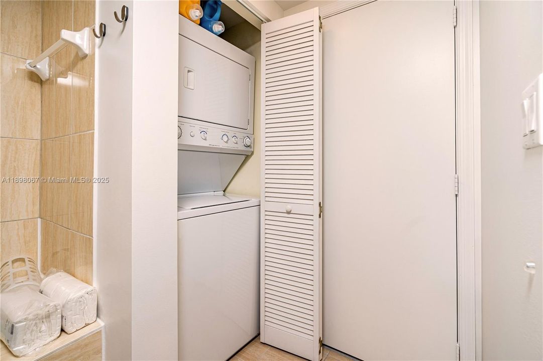 Recently Sold: $350,000 (1 beds, 1 baths, 821 Square Feet)