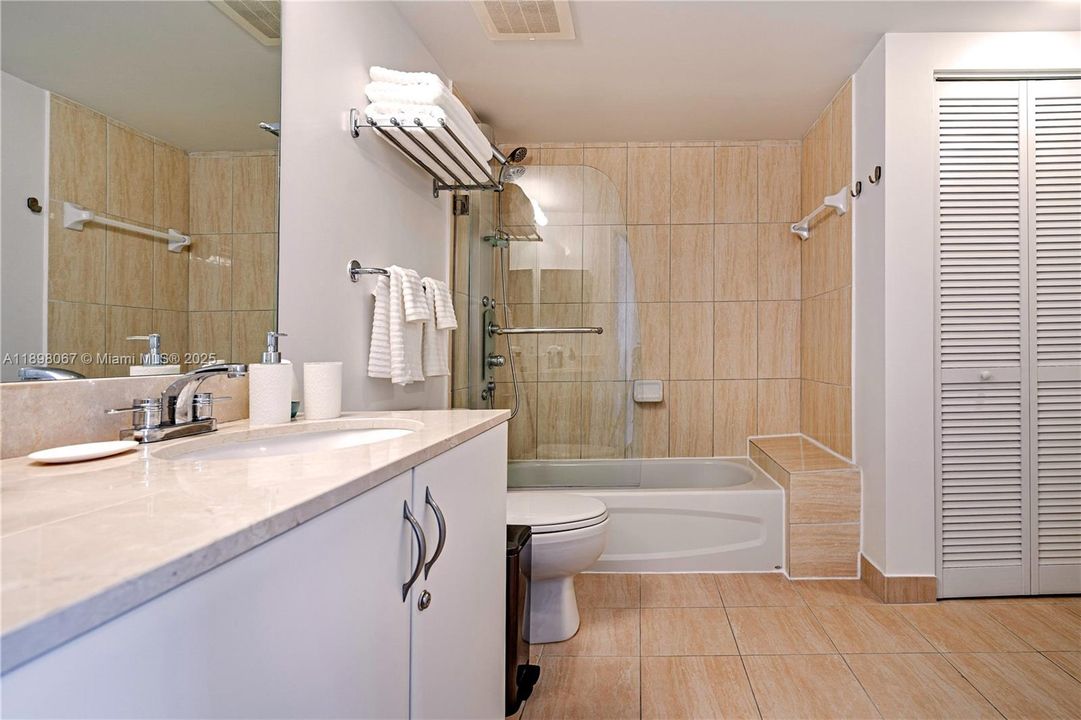 Recently Sold: $350,000 (1 beds, 1 baths, 821 Square Feet)