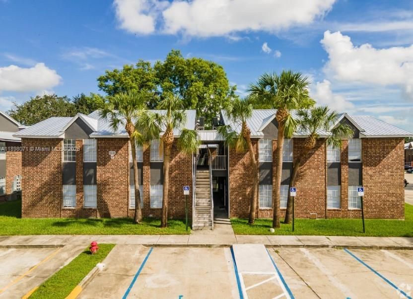 В аренду: $1,695 (3 спален, 2 ванн, 950 Квадратных фут)