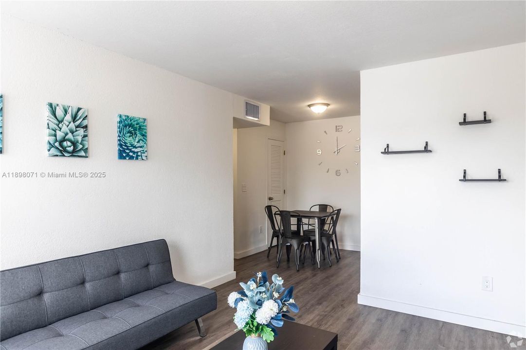 В аренду: $1,695 (3 спален, 2 ванн, 950 Квадратных фут)