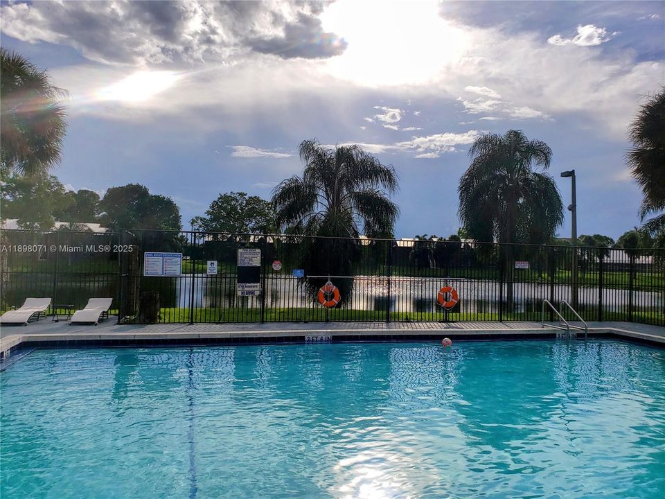 В аренду: $1,695 (3 спален, 2 ванн, 950 Квадратных фут)