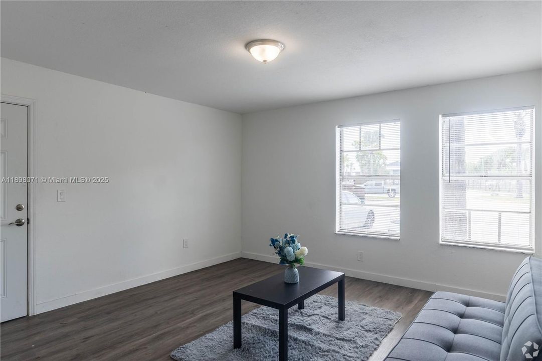 В аренду: $1,695 (3 спален, 2 ванн, 950 Квадратных фут)