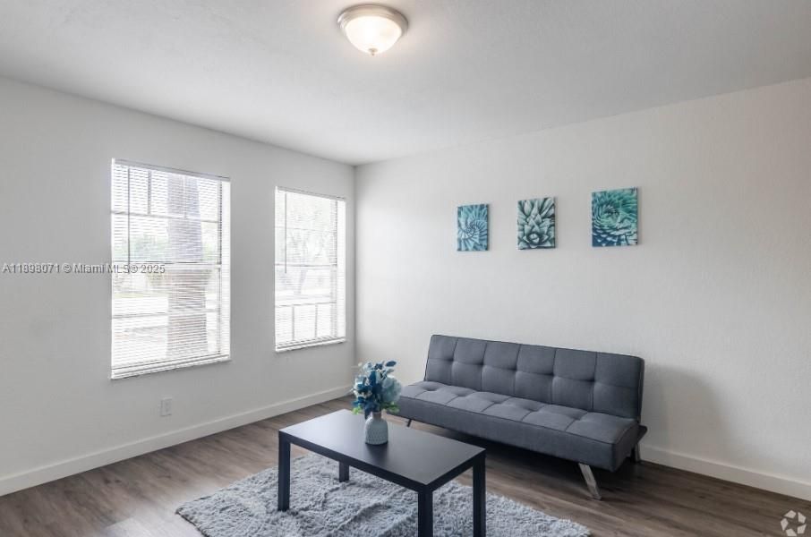 В аренду: $1,695 (3 спален, 2 ванн, 950 Квадратных фут)