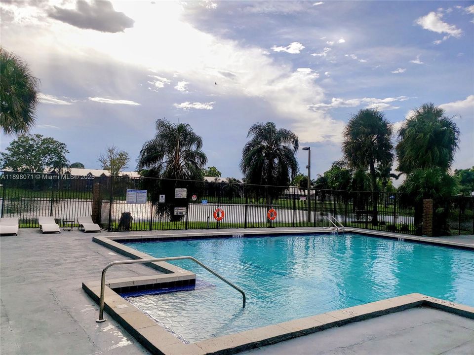 В аренду: $1,695 (3 спален, 2 ванн, 950 Квадратных фут)