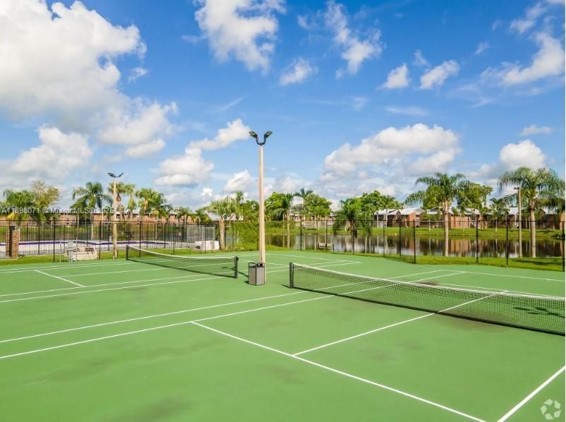 В аренду: $1,695 (3 спален, 2 ванн, 950 Квадратных фут)