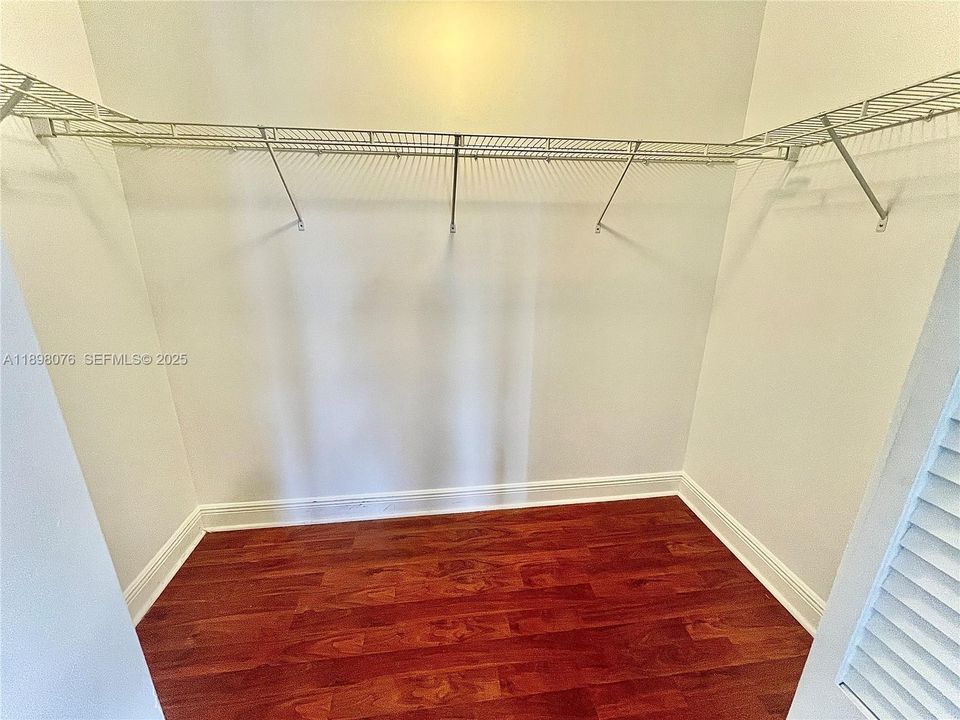 master bed -walk in closet