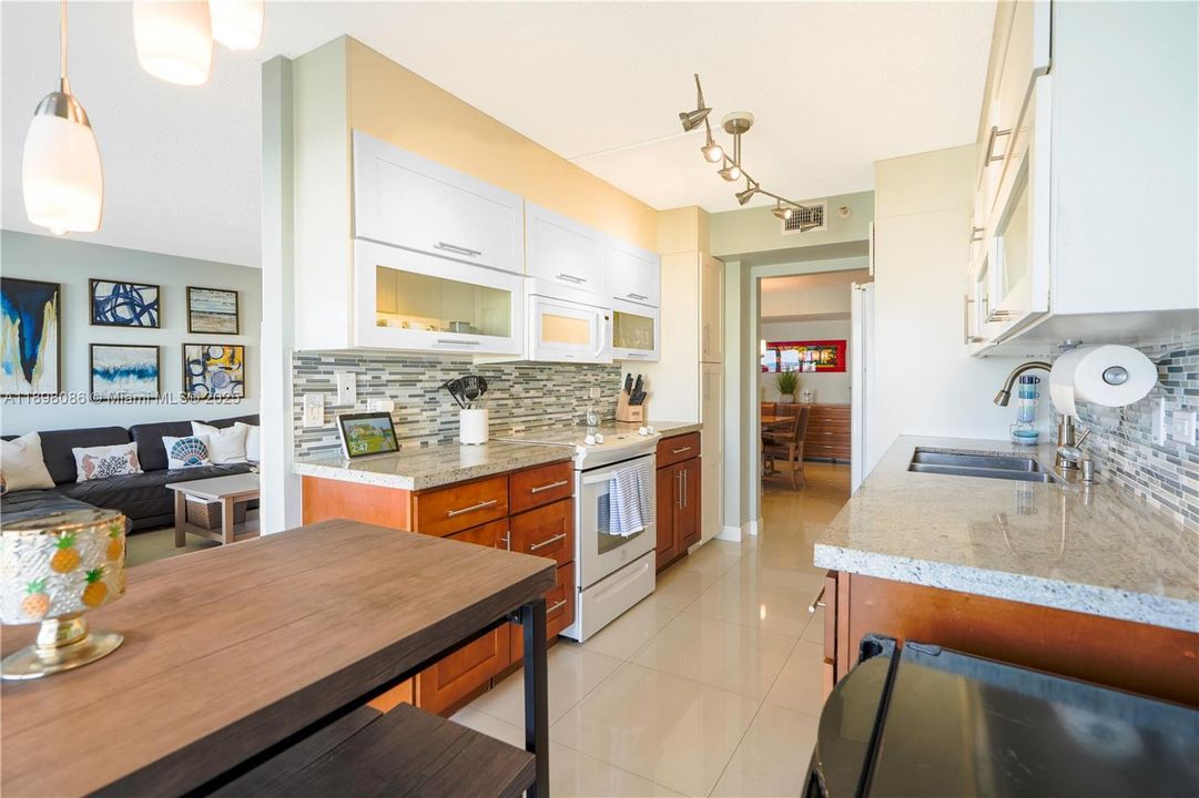 合同活跃: $4,500 (2 贝兹, 2 浴室, 1570 平方英尺)