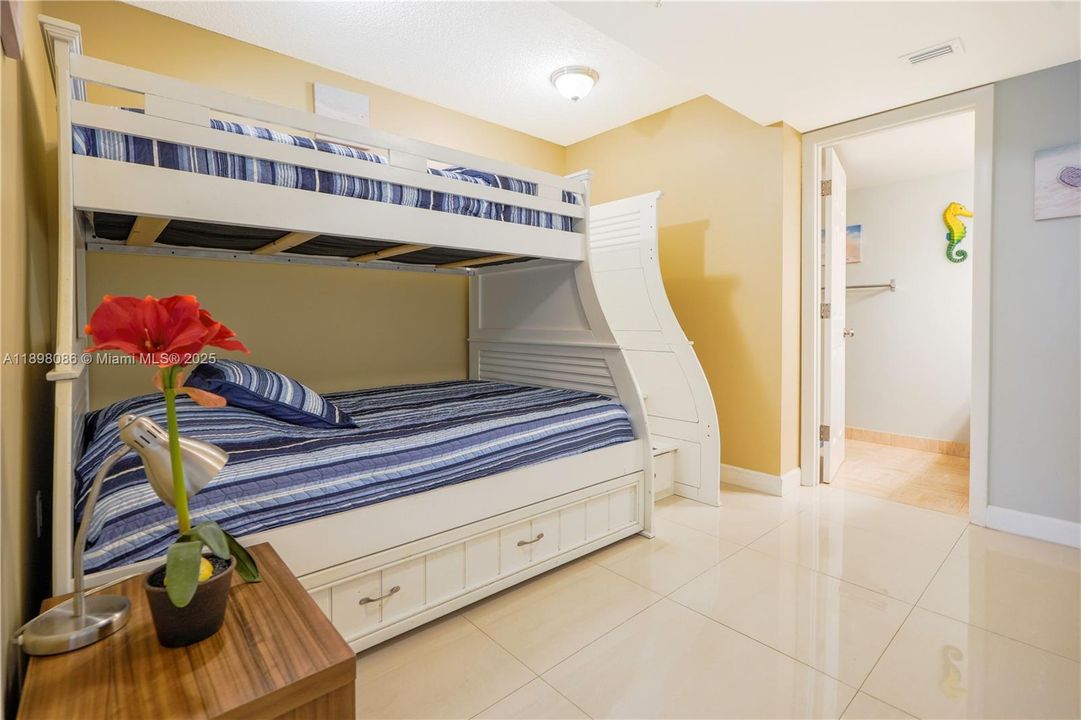 合同活跃: $4,500 (2 贝兹, 2 浴室, 1570 平方英尺)