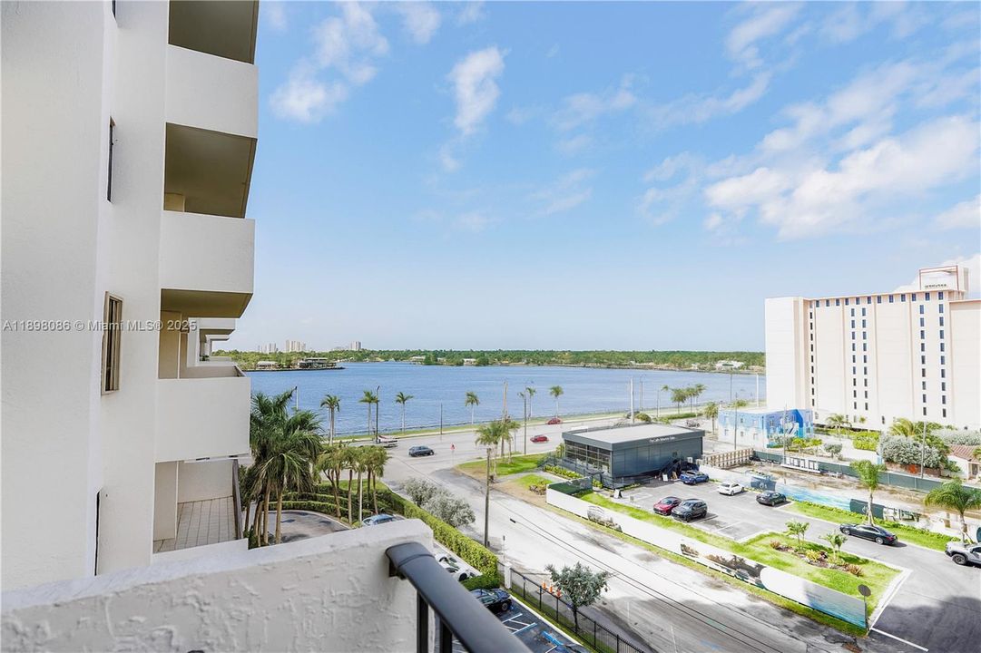 合同活跃: $4,500 (2 贝兹, 2 浴室, 1570 平方英尺)