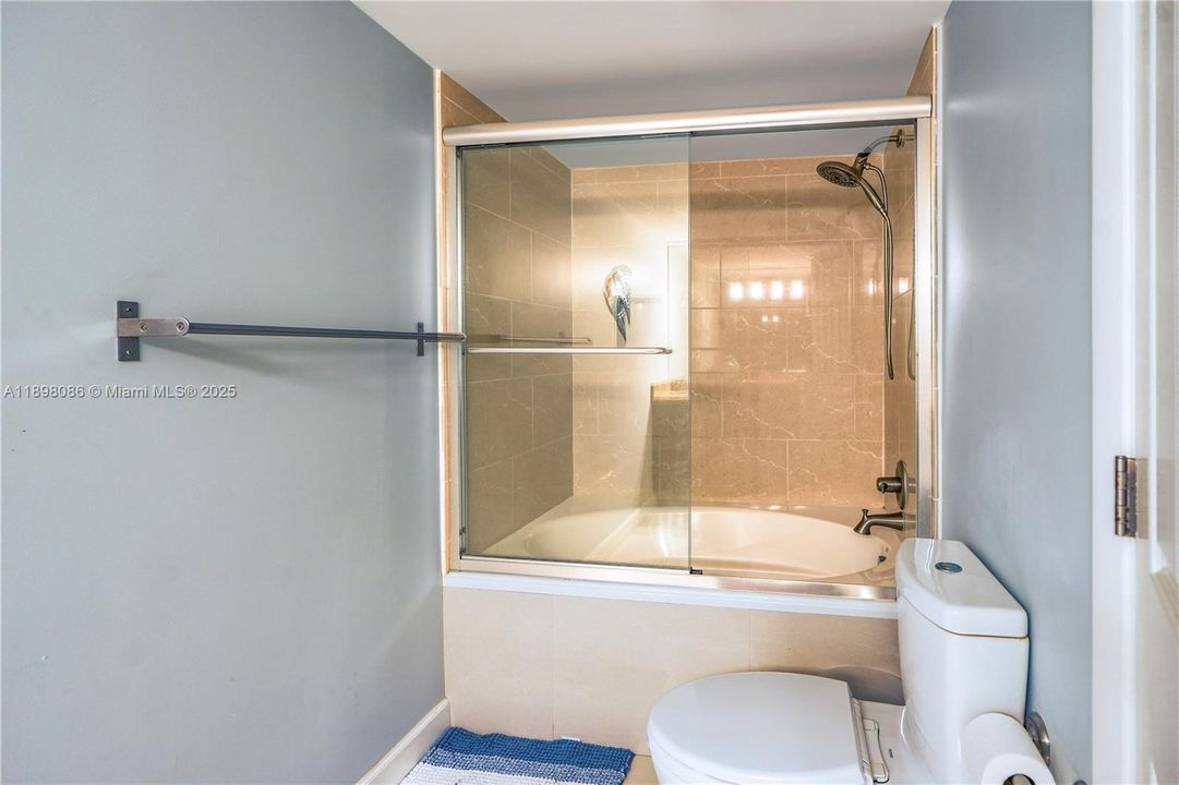 合同活跃: $4,500 (2 贝兹, 2 浴室, 1570 平方英尺)