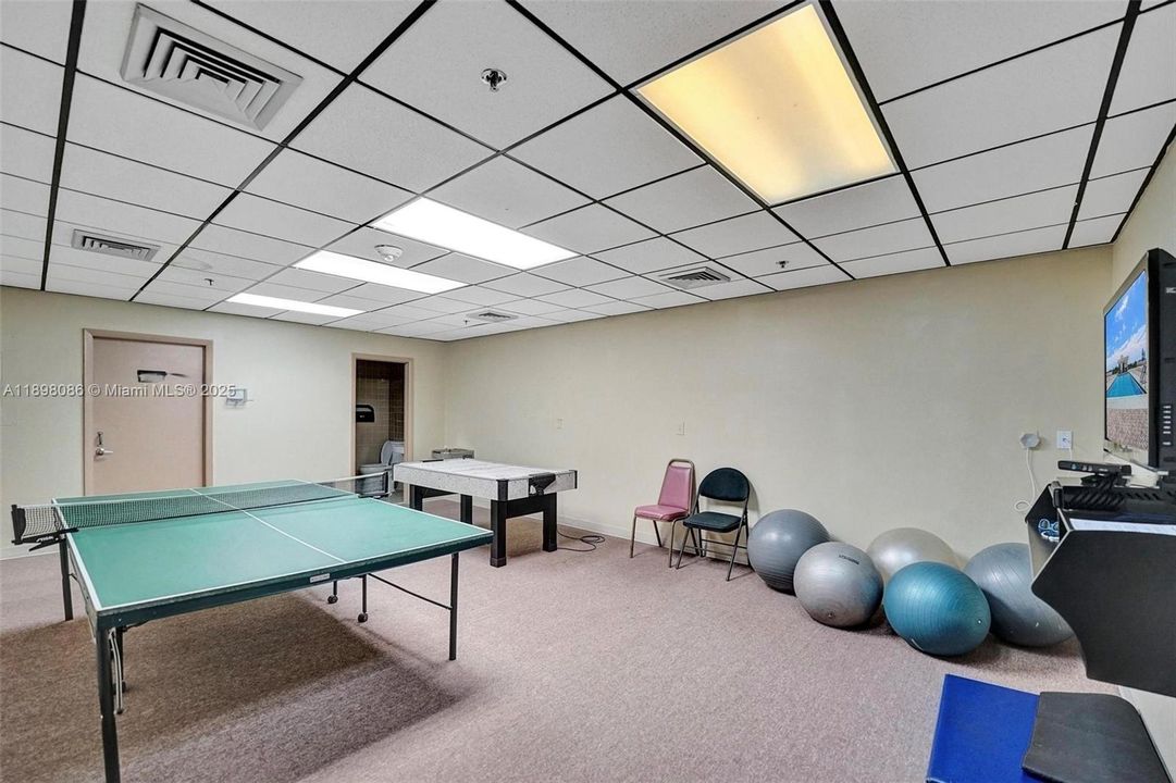 合同活跃: $4,500 (2 贝兹, 2 浴室, 1570 平方英尺)