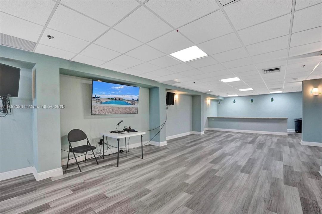 合同活跃: $4,500 (2 贝兹, 2 浴室, 1570 平方英尺)