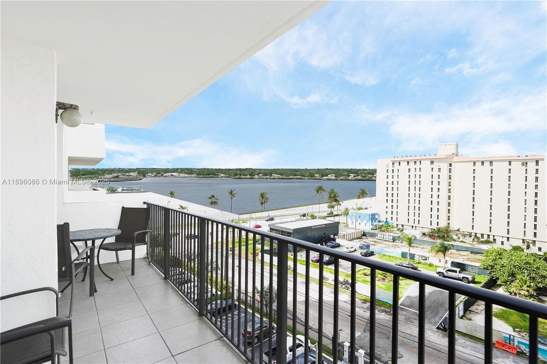 合同活跃: $4,500 (2 贝兹, 2 浴室, 1570 平方英尺)