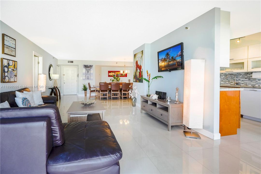 合同活跃: $4,500 (2 贝兹, 2 浴室, 1570 平方英尺)