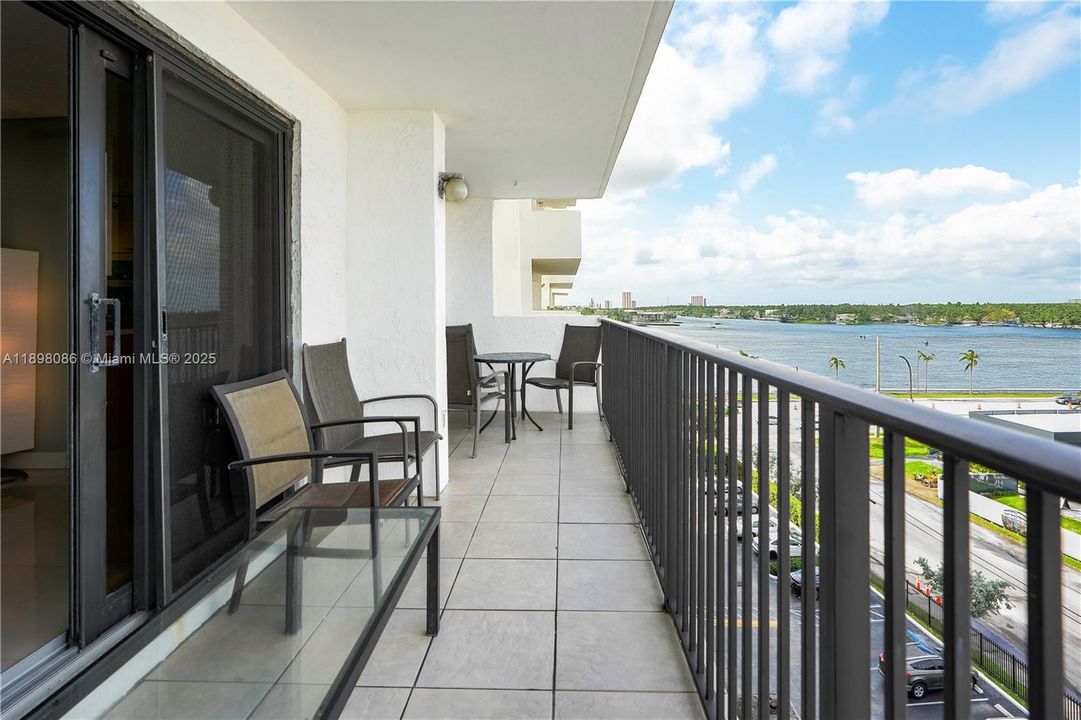 合同活跃: $4,500 (2 贝兹, 2 浴室, 1570 平方英尺)