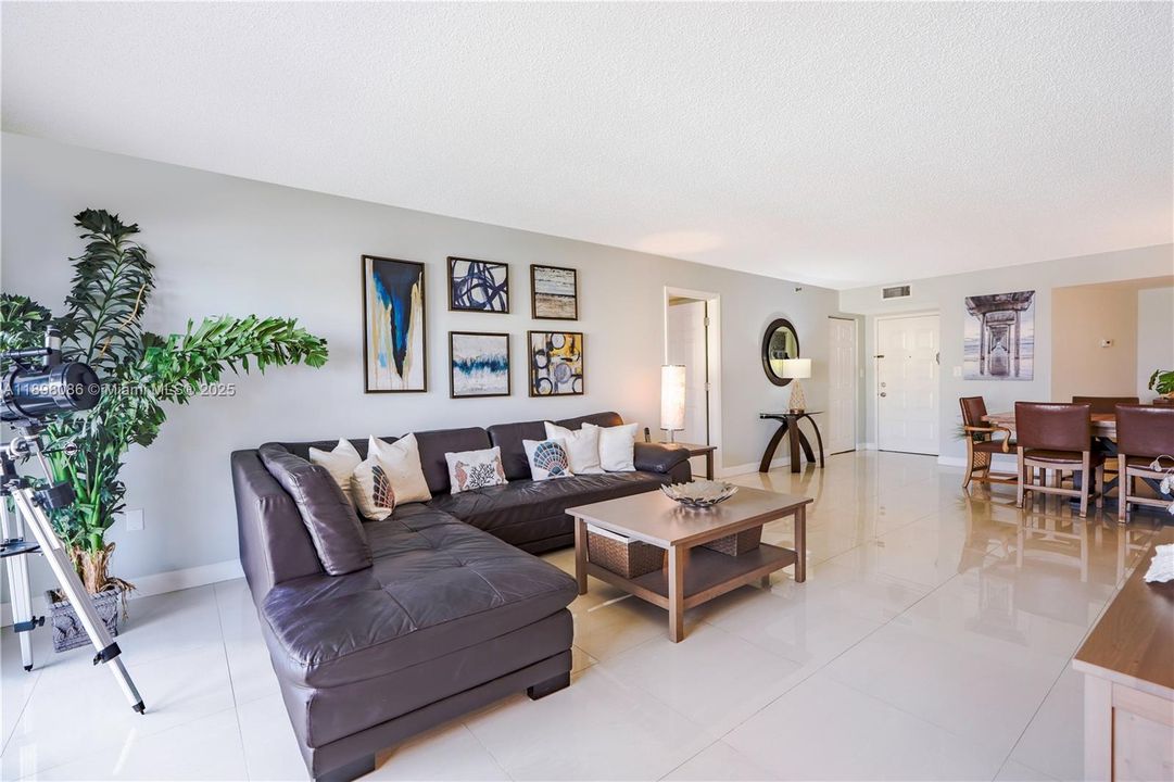 合同活跃: $4,500 (2 贝兹, 2 浴室, 1570 平方英尺)