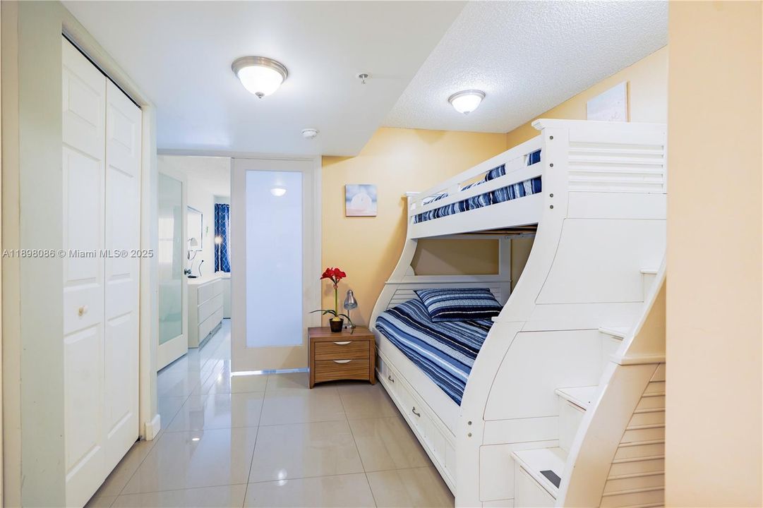 合同活跃: $4,500 (2 贝兹, 2 浴室, 1570 平方英尺)