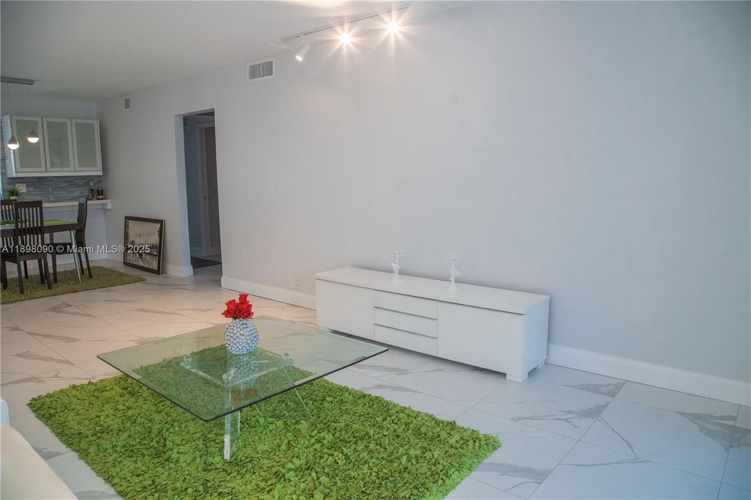 出租: $3,000 (2 贝兹, 2 浴室, 1156 平方英尺)