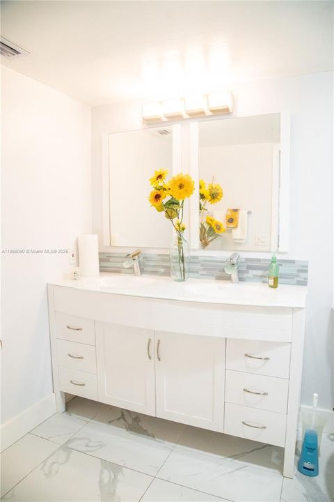 出租: $3,000 (2 贝兹, 2 浴室, 1156 平方英尺)