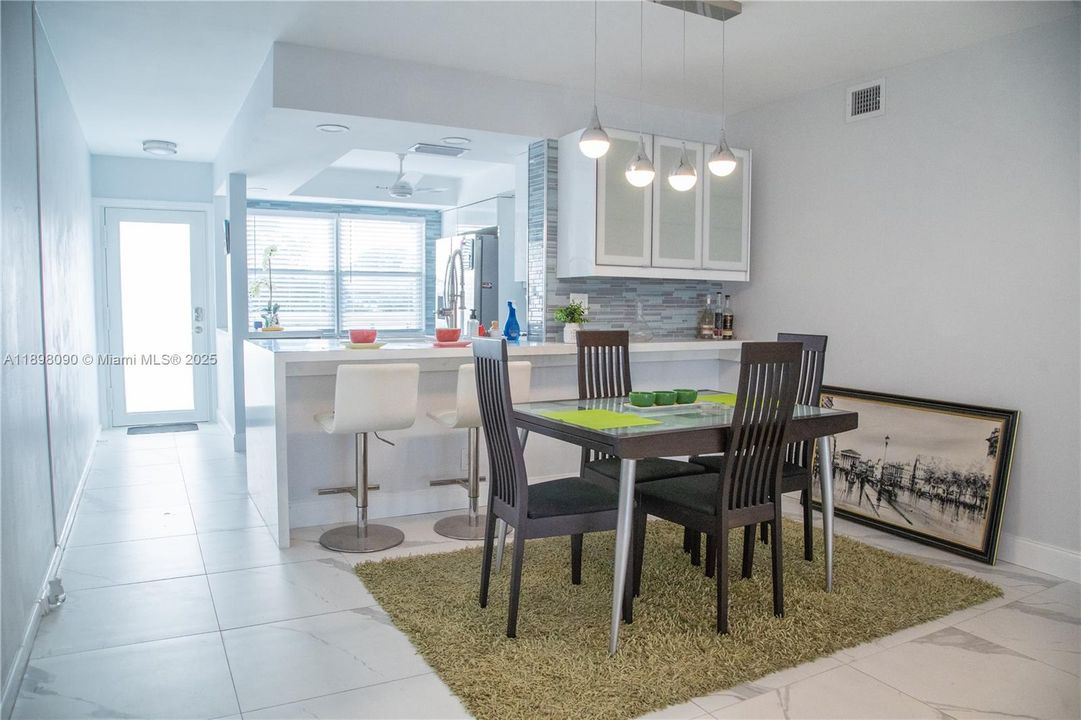 出租: $3,000 (2 贝兹, 2 浴室, 1156 平方英尺)