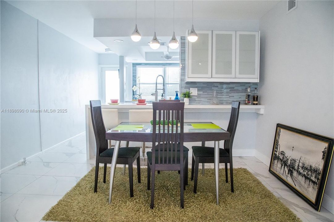 出租: $3,000 (2 贝兹, 2 浴室, 1156 平方英尺)