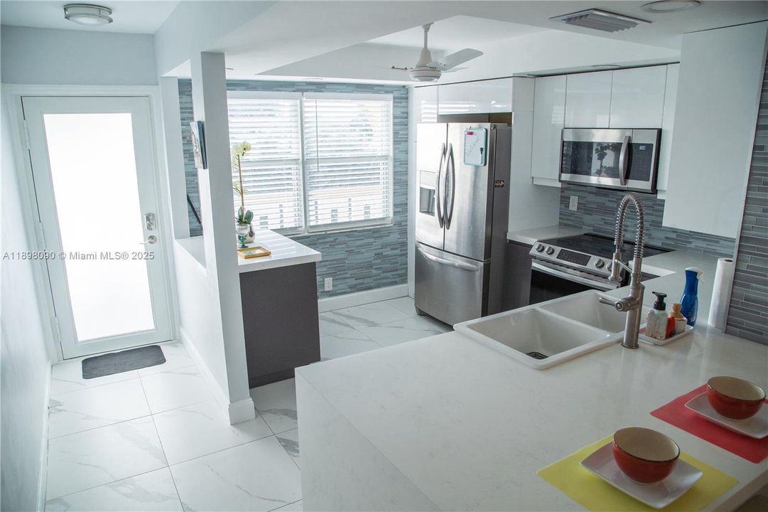 出租: $3,000 (2 贝兹, 2 浴室, 1156 平方英尺)