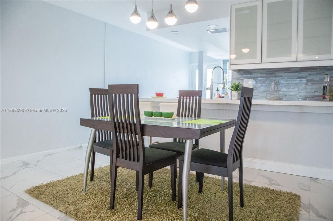 出租: $3,000 (2 贝兹, 2 浴室, 1156 平方英尺)