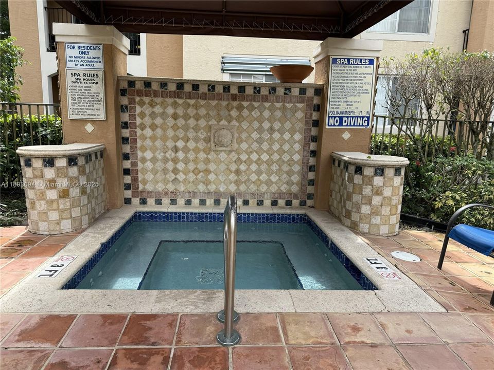 Active With Contract: $275,000 (2 beds, 2 baths, 966 Square Feet)