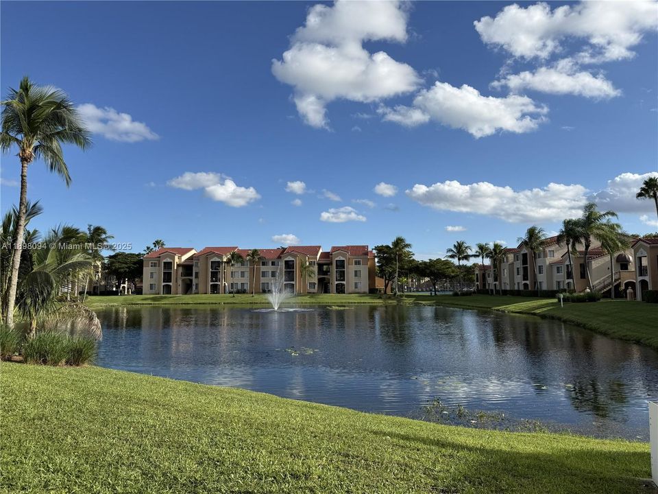 Active With Contract: $275,000 (2 beds, 2 baths, 966 Square Feet)