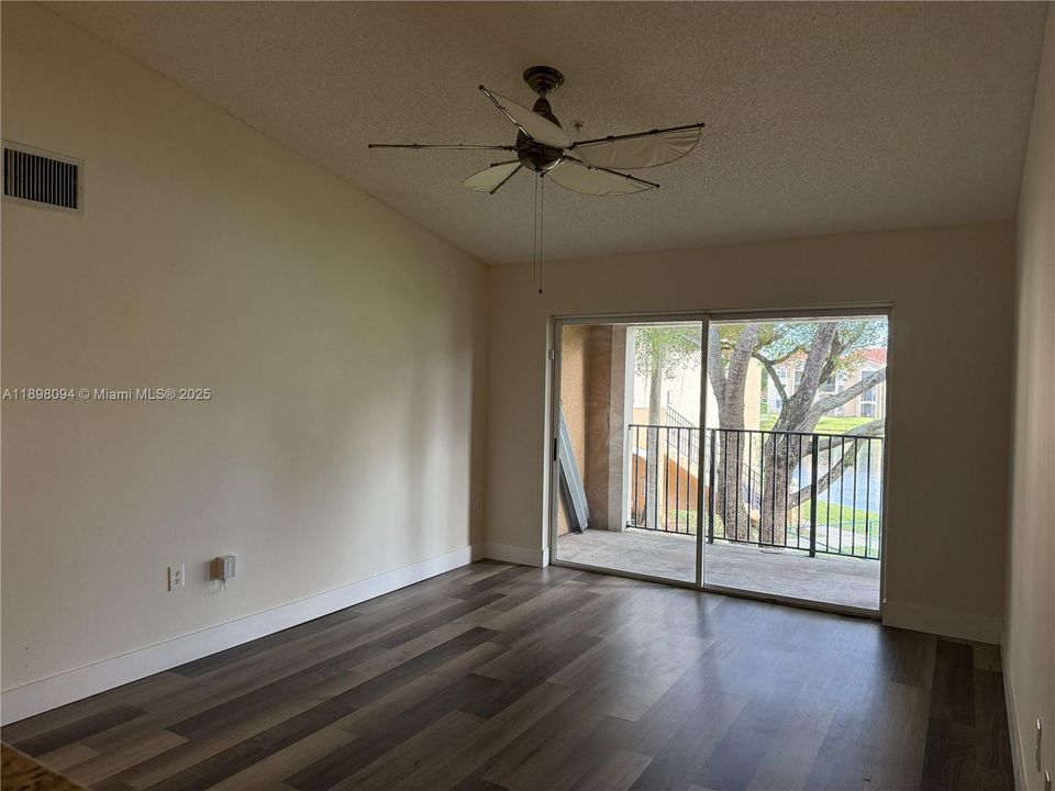 Active With Contract: $275,000 (2 beds, 2 baths, 966 Square Feet)