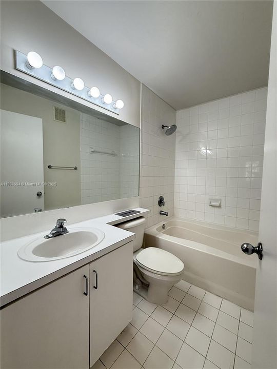 Active With Contract: $275,000 (2 beds, 2 baths, 966 Square Feet)