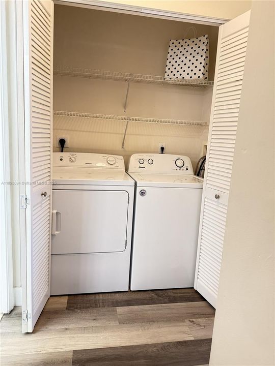 Active With Contract: $275,000 (2 beds, 2 baths, 966 Square Feet)