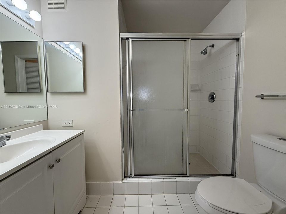 Active With Contract: $275,000 (2 beds, 2 baths, 966 Square Feet)