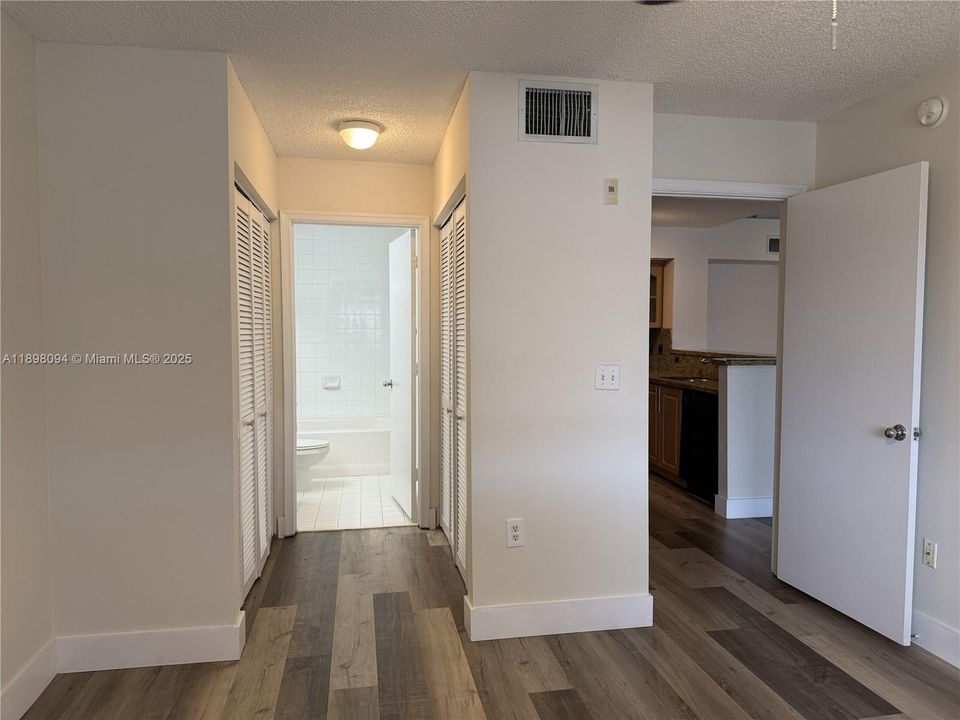 Active With Contract: $275,000 (2 beds, 2 baths, 966 Square Feet)