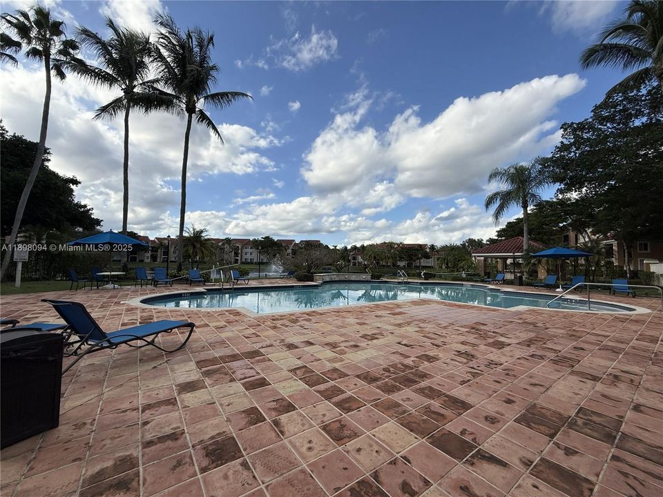 Active With Contract: $275,000 (2 beds, 2 baths, 966 Square Feet)