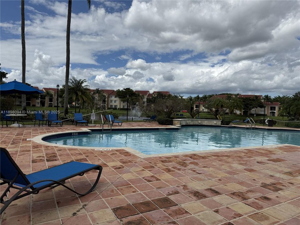 Active With Contract: $275,000 (2 beds, 2 baths, 966 Square Feet)