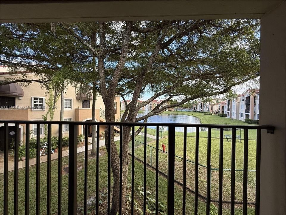 Active With Contract: $275,000 (2 beds, 2 baths, 966 Square Feet)