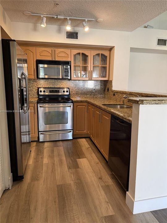 Active With Contract: $275,000 (2 beds, 2 baths, 966 Square Feet)