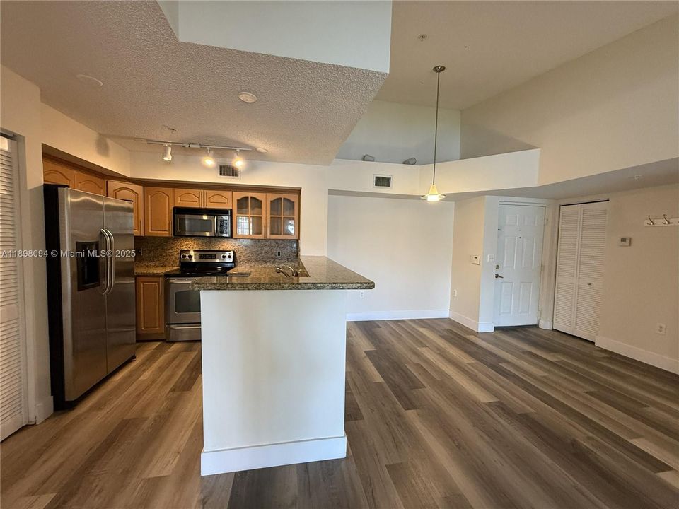 Active With Contract: $275,000 (2 beds, 2 baths, 966 Square Feet)