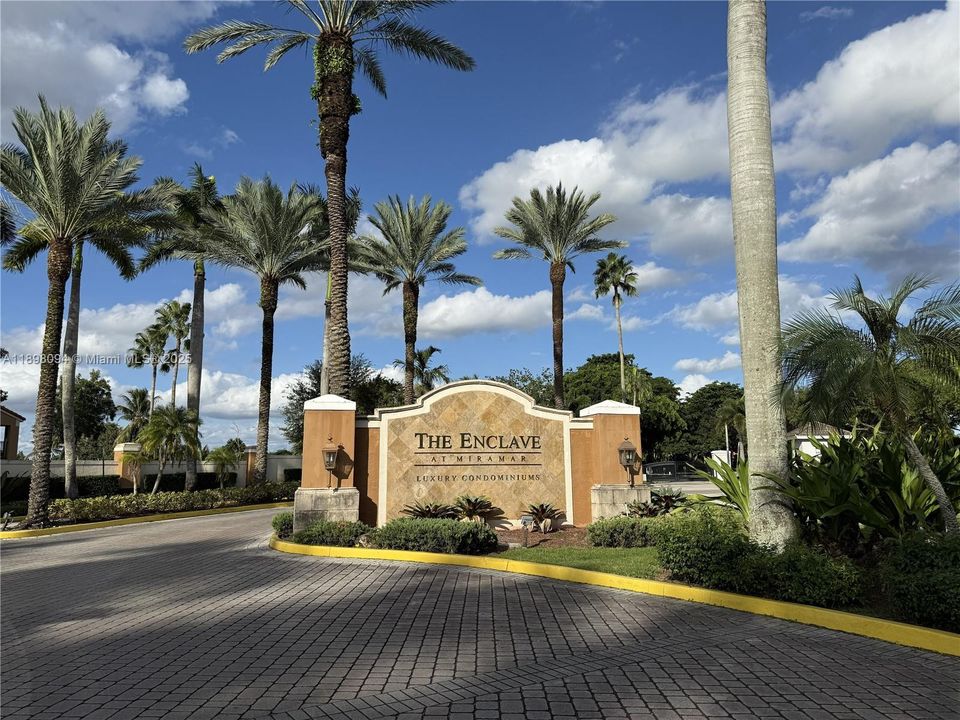 Active With Contract: $275,000 (2 beds, 2 baths, 966 Square Feet)