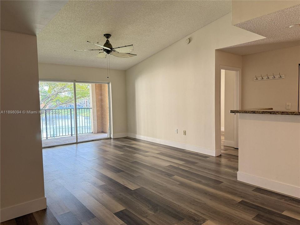 Active With Contract: $275,000 (2 beds, 2 baths, 966 Square Feet)