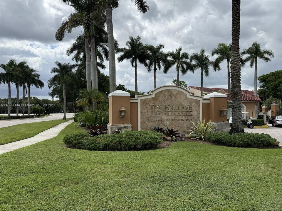 Active With Contract: $275,000 (2 beds, 2 baths, 966 Square Feet)