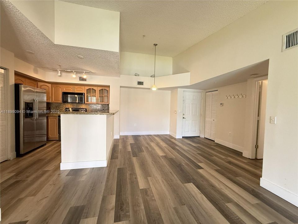 Active With Contract: $275,000 (2 beds, 2 baths, 966 Square Feet)