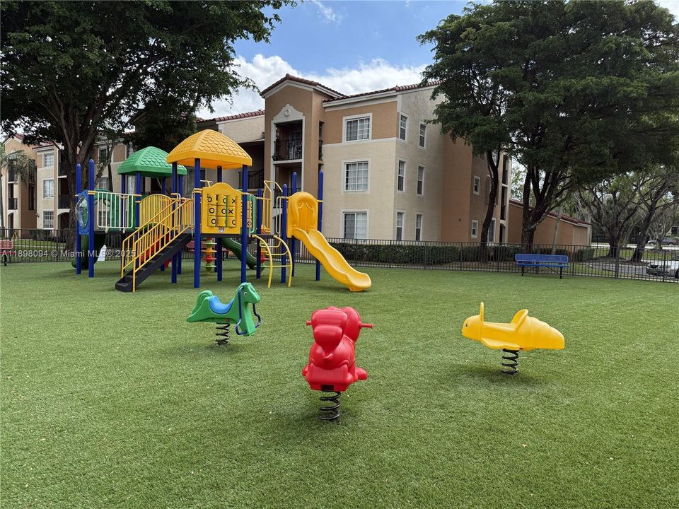 Active With Contract: $275,000 (2 beds, 2 baths, 966 Square Feet)