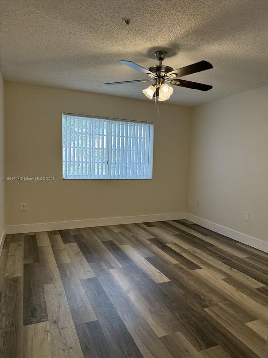 Active With Contract: $275,000 (2 beds, 2 baths, 966 Square Feet)