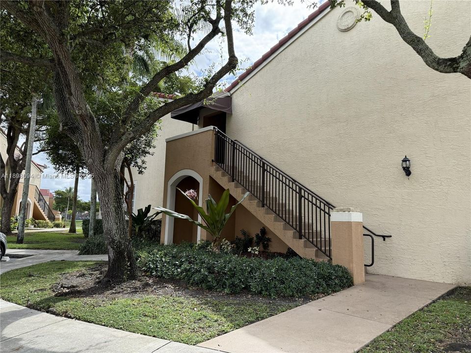 Active With Contract: $275,000 (2 beds, 2 baths, 966 Square Feet)